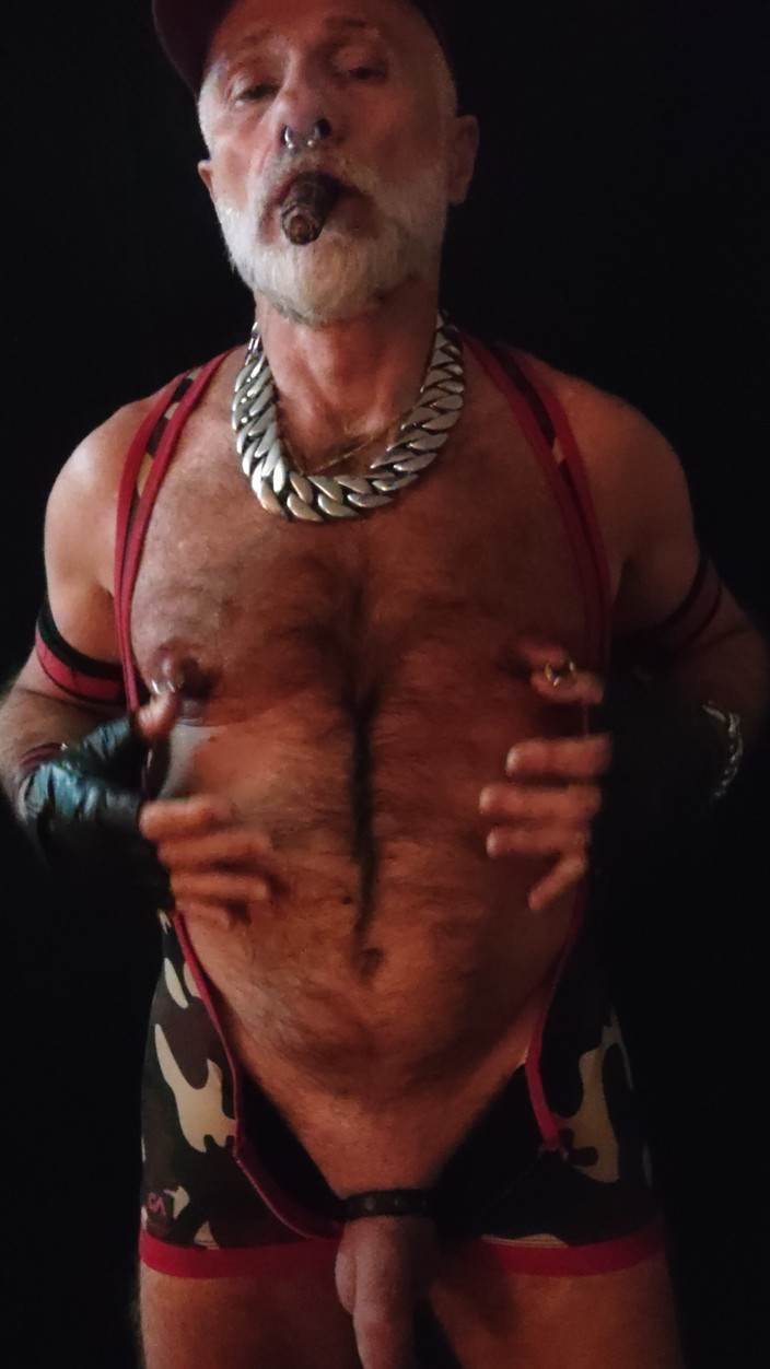 MusclesCigarsFFPig: Bröstvårt muping medan du röker gar