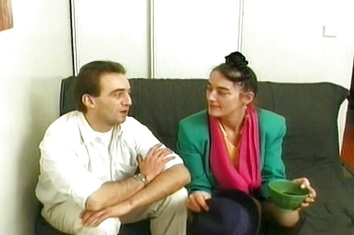 Filles Francaises: ぽっちゃりしたフランス人女性は彼女の穴を叩くことを楽しんでいます