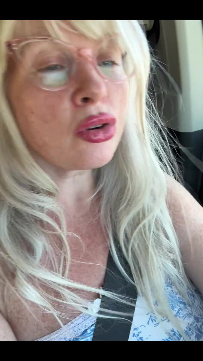 PaintedRose: Můžeme? Vytáhni to na zadním sedadle?