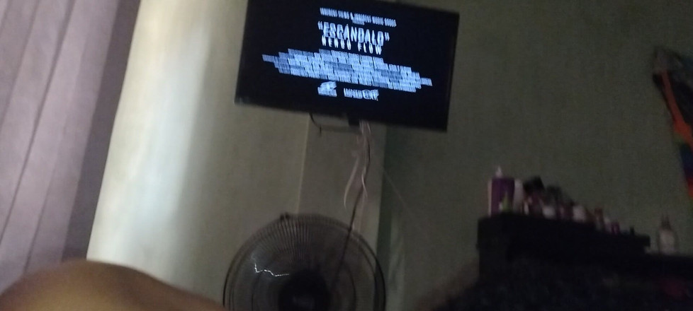 AngyAmazon: Joven de 18 años aprendiendo a comer un coño maduro