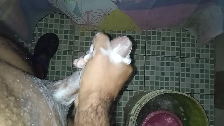 Cute boy jerks off: Un tip homosexual se masturbează gândindu-se la partenerul său care...