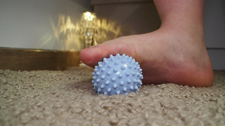 Anastasia Gree: 足部的恩典：按摩球在行动