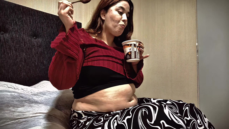 Nicole Passat: Nicole의 취침 시간 간식 스트립, 놀리고 내 큰 부드러운 배를 과시