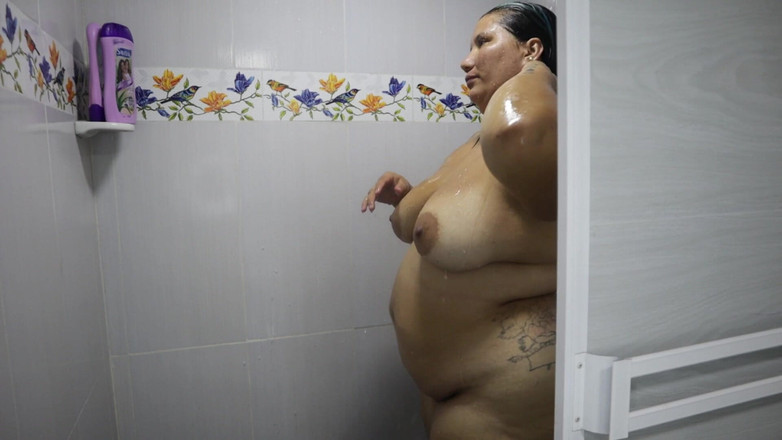 Lexly_16: Awek mandi dan menyentuh dirinya latina yang sangat panas