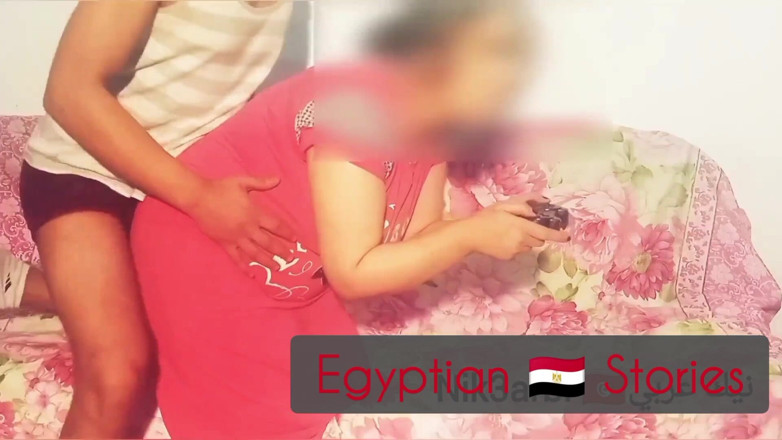 Egyptian stories: يضايق أخت صديقه بالتبني أثناء تعليمها اللعب في الملعب ويمارس معها الجنس