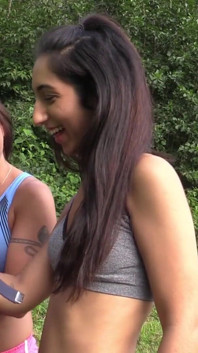 Pompino all'aperto & sborrata orale con ragazze bi calde