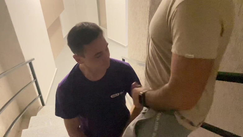 Nick Lewis: Asılı bir delikanlıya merdiven boşluğunda sakso çekiyor