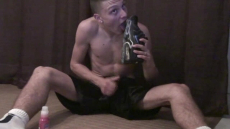 Sneaker gay: Solo masturbation with sneakers for q straight boy