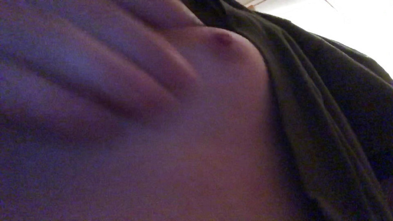 CleopatraPrincessa: Mi accarezzo il seno in bagno ed i capezzoli