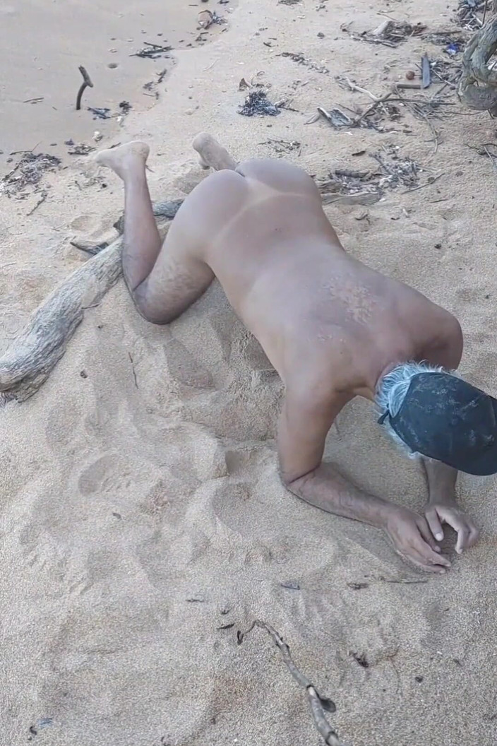 Ladysilvas: Ladysilva na praia tirando seu biquíni para mostrar sua bunda...