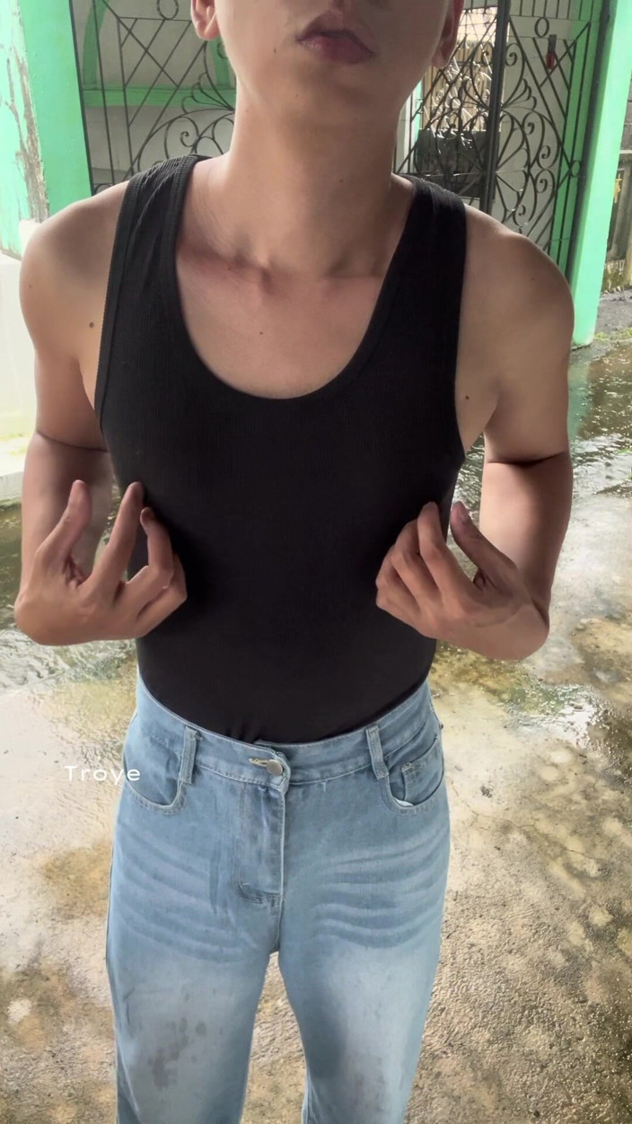 Troye_AsianPinoy: Aziatische twink in Sando en spijkerbroek
