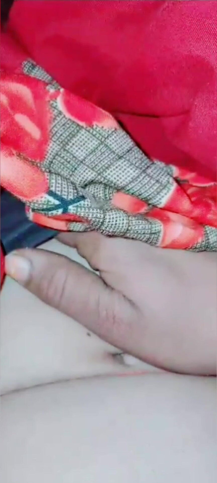 TricolorMusic3: Ateşli kız desi yengenin ateşli güzel seksi amcığı mastürbasyon yaparak şehvetini...