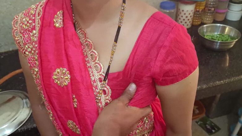 YOURAMRITA04: デバーは、家に誰もいないとき、デュワー義理の妹のお尻を台所に知らせるために義理の妹に残しました