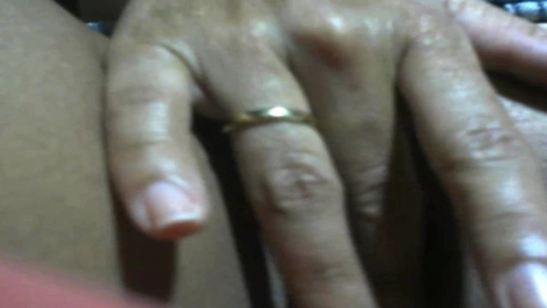 Minhaesposaparaoutro: Une femme au foyer mature infidèle montre sa chatte à beaucoup...