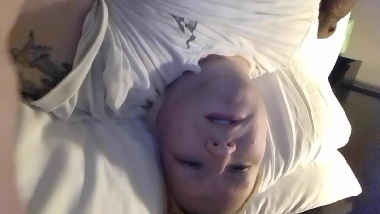 Roxxie rae page: Masturbation tardive à l’hôtel