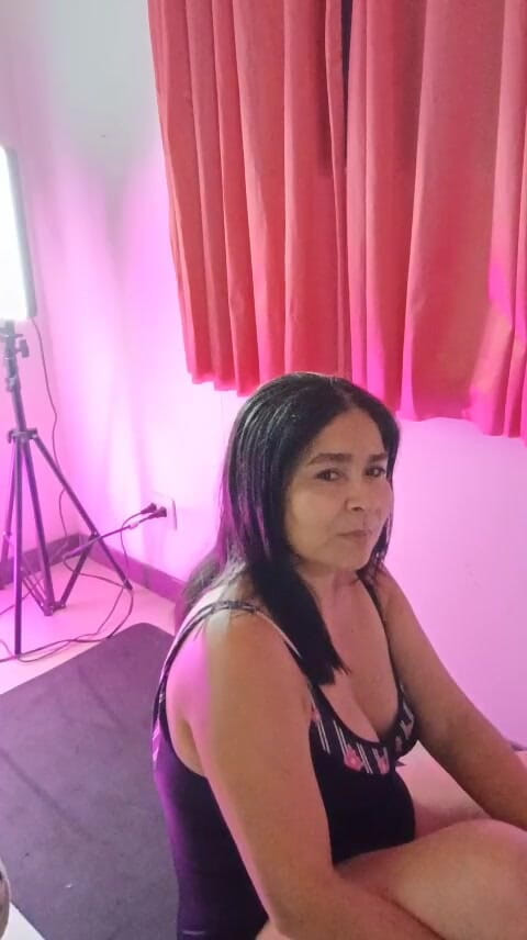 Noramaria: 这个老太太给你上腹部训练课，而你只考虑操她。