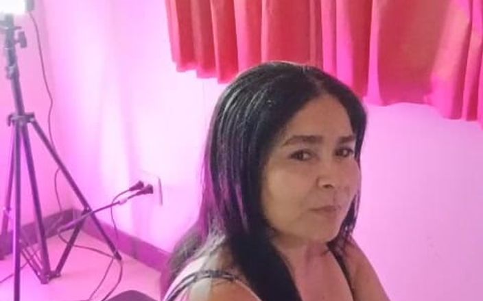Noramaria: Bu yaşlı bayan sadece onu sikmeyi düşünürken sana karın bölgesi...