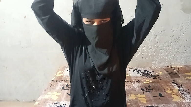 Dearshivani: मुस्लिम बेब पैरों से चुदाई कर रही थी