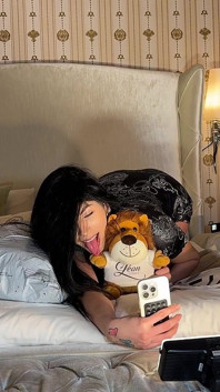 Süper seksi elbise ve kısa mini etekli sutyen için büyük götlü en ateşli esmerin çıplak denemesi