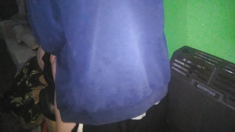 Fitcure1: Jag flyttar hennes rem till ena sidan och vi knullar...