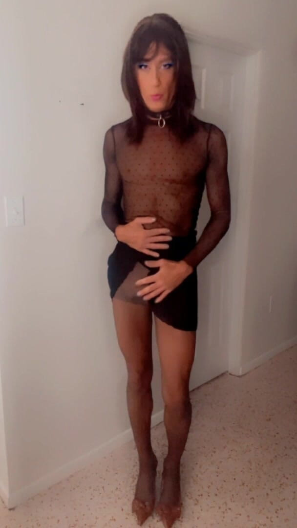 TVI Studios Val Parker: Crossdressing v nylonové síťované sukni a černých punčochách