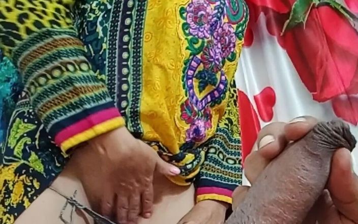 Bolly Karma: 자위하는 동안 포즈를 취하는 창녀 마누라