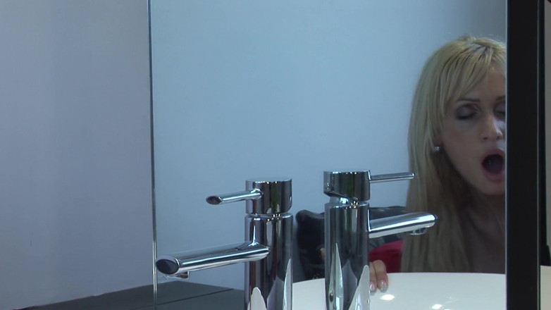 Porncentro: Busty MILF is on the floor deep throating guy's pole