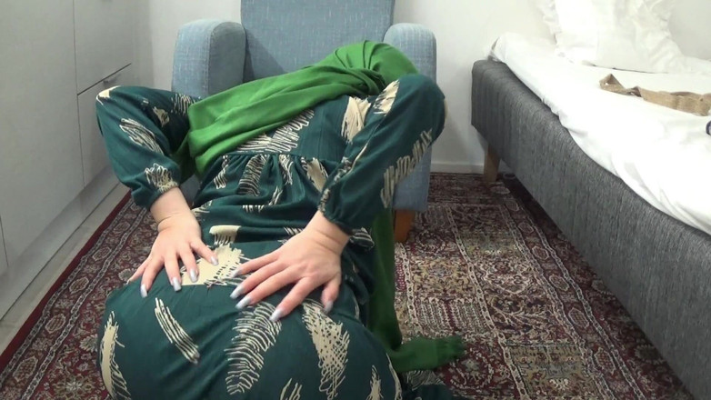 Amateur Homemade Porn: Šukám svoji arabskou macechu poté, co masturbuje s obrovským černým robertkem