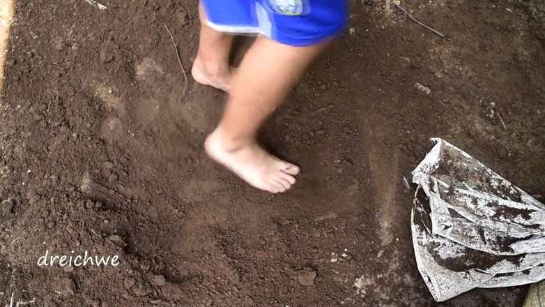 Dreichwe: Digging with the feet