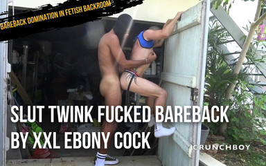 Bareback domination in fetish backroom: dziwka twink przejebane barebakc przez XXL murzynka kutas