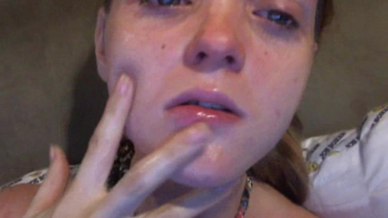 Renee Sakuya: 指に猿轡をはめられ、唾顔をこすりつけられる