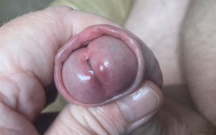 Pellefnatt: 소파에 앉아 딜도로 후장 구멍을 가지고 노는 중