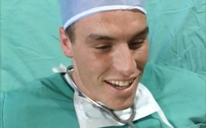 Magmafilm: Doctorul tratează două asistente medicale în spital