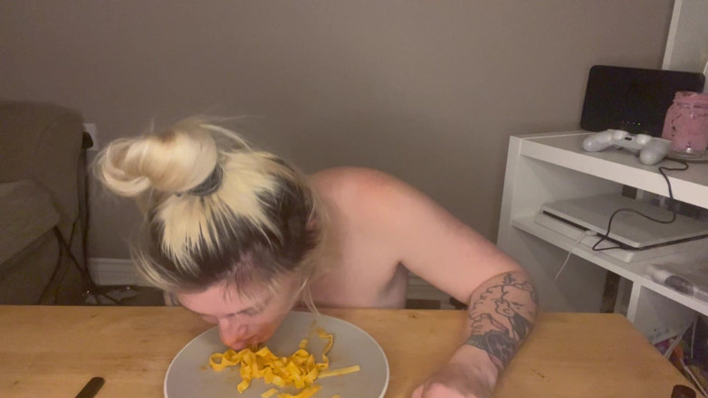 EeveeXo: No Hands Messy Pasta Mukbang