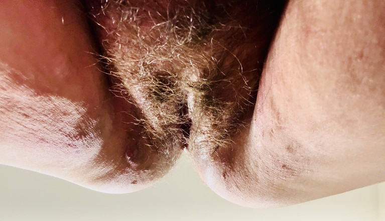 BGirl: Detailní záběr - Chlupatá kundička hluboce ošukaná a promočená