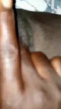 La mamie Ranto se fait doigter en secret dans le garage
