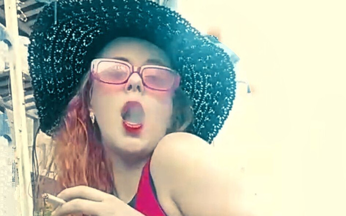 Charlottea: Merokok di Balkoni