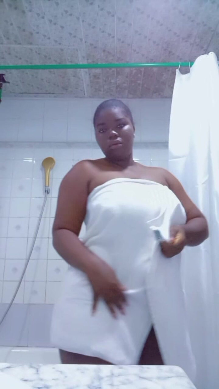 Slutmelly: Safada menina no chuveiro