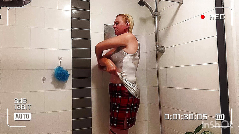 Jennykinstar: La miLF viene scopata nella doccia