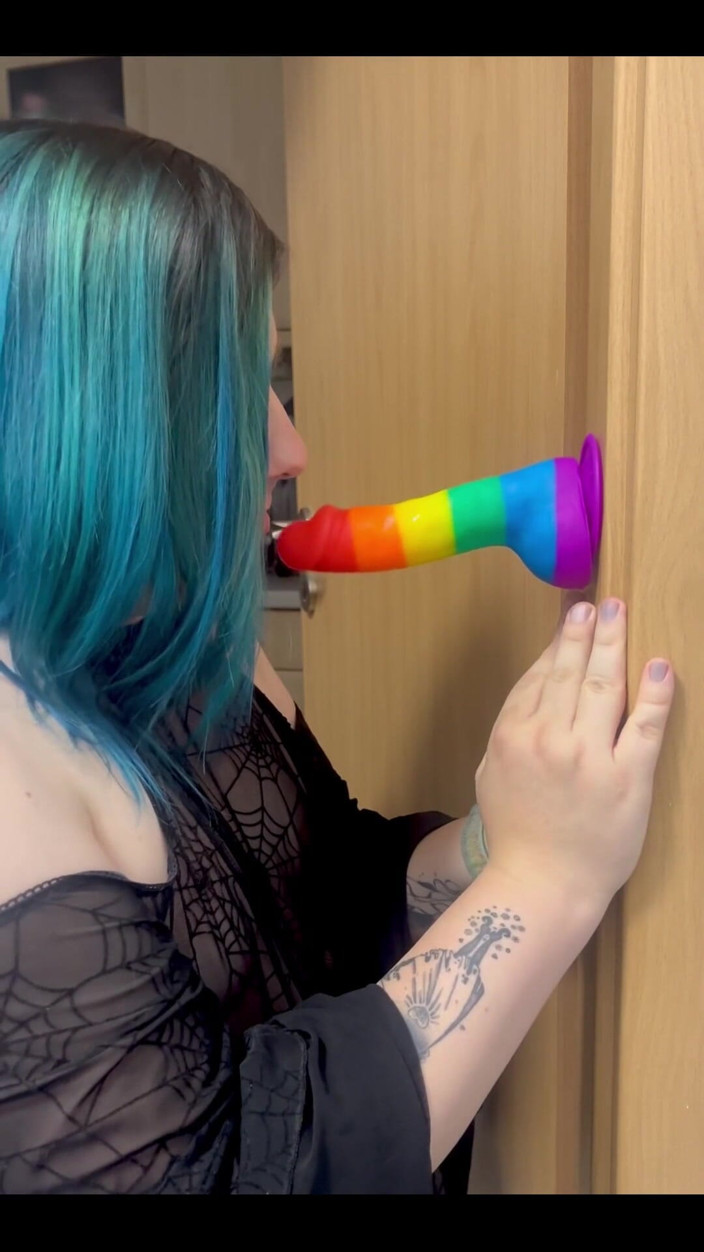 Feelingharmony: Il dildo è stato ciucciato duro.