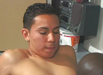 Bareback TV: Czarny homo zostaje wbity w tyłek napalonym dupkiem