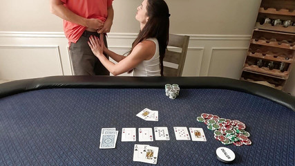 littlebuffbrunette: Poker girl jde do všech a prohry více než žetony