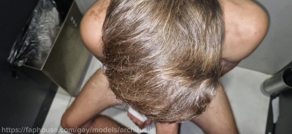 ArchiRusik: ショッピングモールのトイレで通行人を犯し、ザーメンまみれの筋肉質の男!