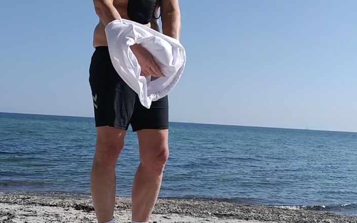 Mmaxime1: Nieśmiały chłopak na plaży - nakręcony - przechodnie oglądają go i filmują