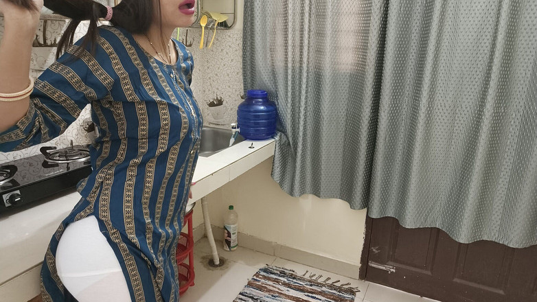 Saarabhabhi6: Indický manžel zatáhne svou ženu do kuchyně a opouští ji