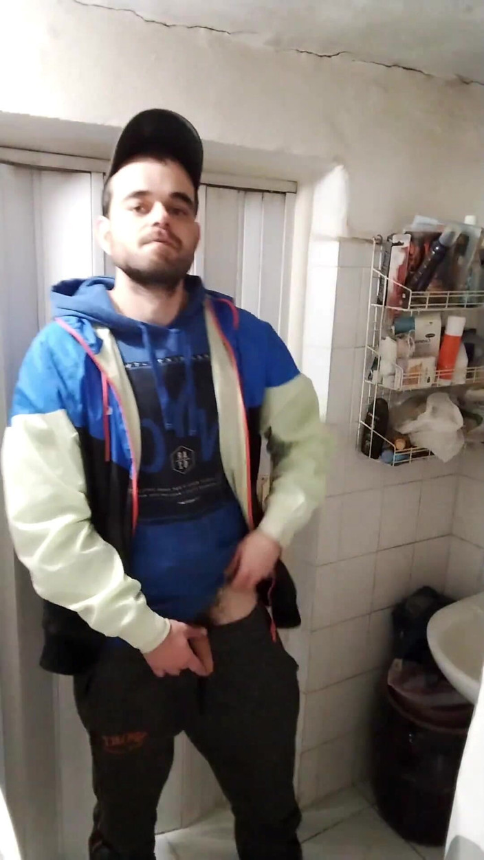 jerkofflover: 私はバスルームで元カレにオナニーをしていますが、彼は眠ってしまい、私に与えてくれる人がいなかったからです