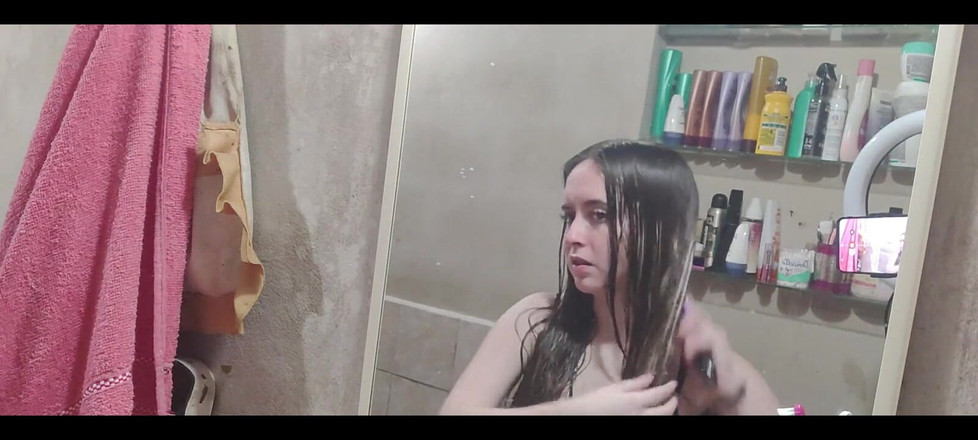 RavenHearth666VIP: गीले बालों को ब्रश करना