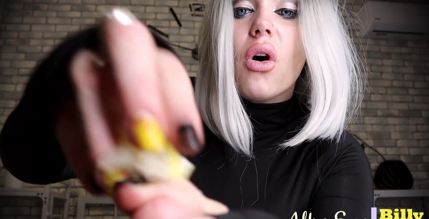 Goddess Misha Goldy: Masukin sperma jeruk nipisnya ke dalam lubang kencingmu!