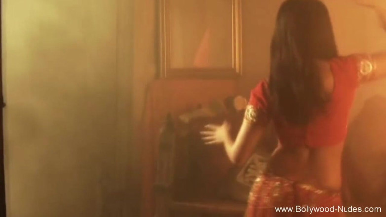 Bollywood Nudes: She learns how to seduce men this way