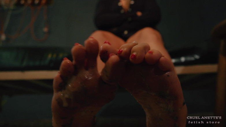 Cruel Anettes fetish world: En primer plano - limpieza de pies sucios